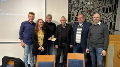 Eberhard Kraus (Dritter von links) erh&auml;lt die Goldene Ehrennnadel f&uuml;r au&szlig;erordentliche Verdienste  (Bild vergr&ouml;&szlig;ern)