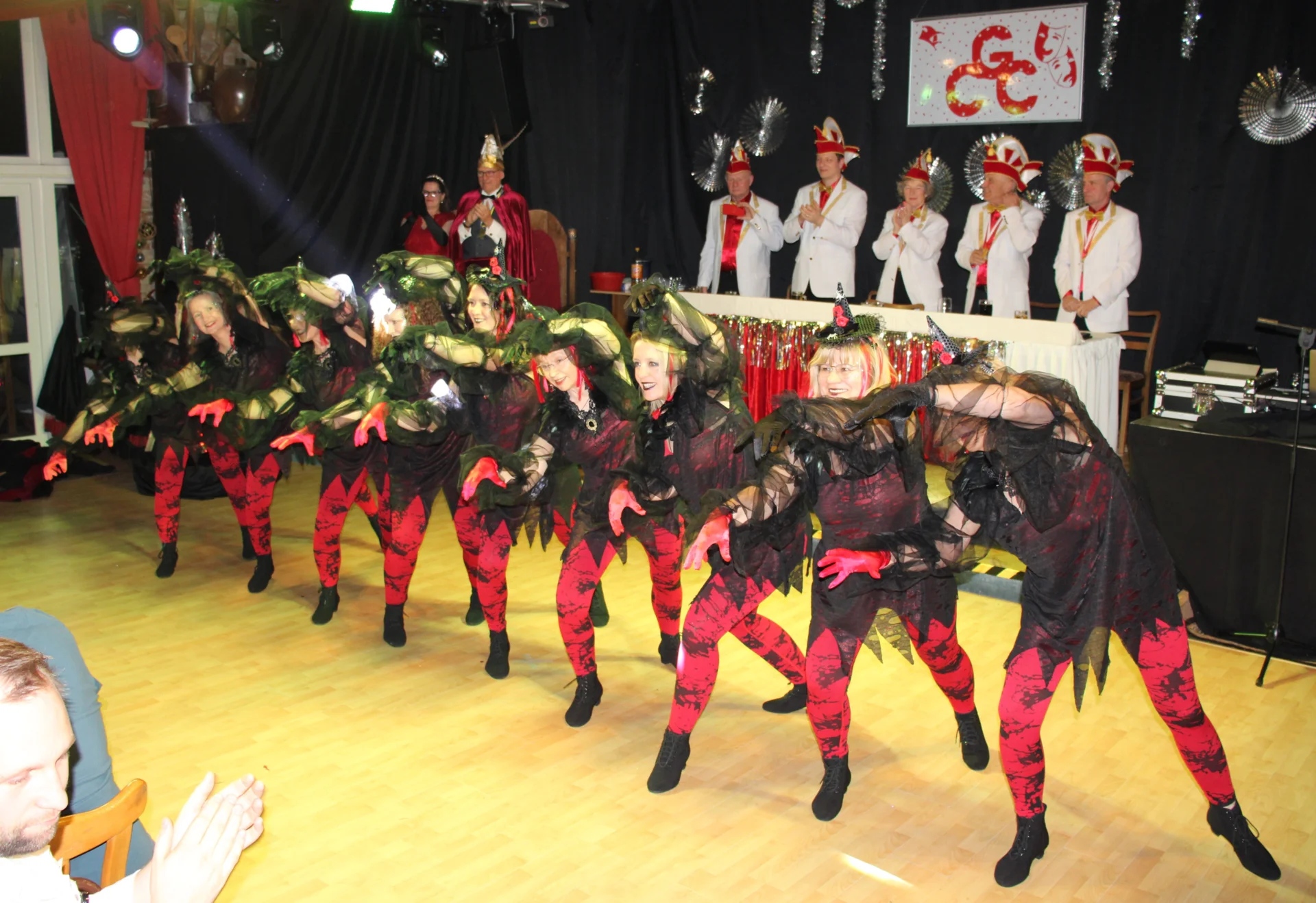Bild : The Ladies mit Hexentanz