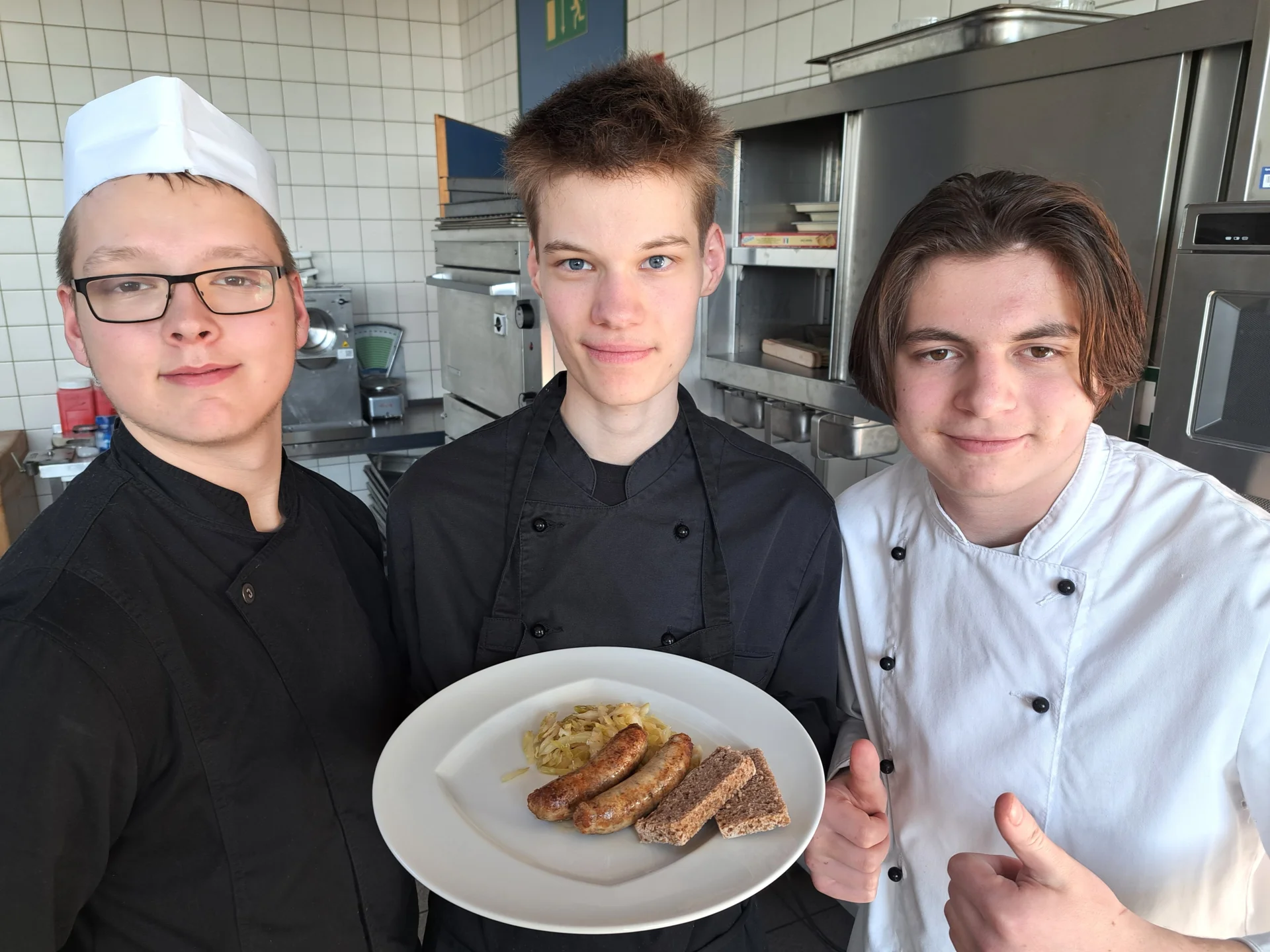 Bild: Verarbeiten von Bauch, Speck, Zuschnitte der Schulter - Bratwürste mit selbstgebackenem Brot