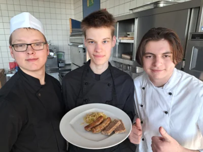 Verarbeiten von Bauch, Speck, Zuschnitte der Schulter - Bratw&uuml;rste mit selbstgebackenem Brot  (Bild vergr&ouml;&szlig;ern)