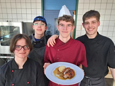 Schweinebauch als Krustenbraten serviert  (Bild vergr&ouml;&szlig;ern)