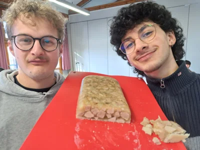 Einen Tag sp&auml;ter Schweinss&uuml;lze  (Bild vergr&ouml;&szlig;ern)