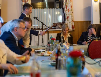Robert Rippke er&ouml;ffnet die Versammlung 