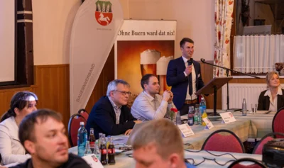 Robert Rippke er&ouml;ffnet die Versammlung 