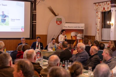 Monika Hintze leitet die Vorstandswahlen 