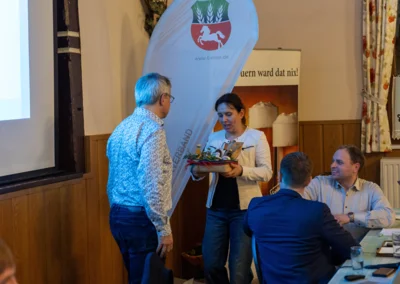 Monika Hintze dankt dem Gastredner 