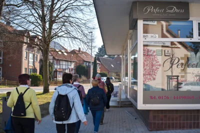 Alle Augen rechts - Brautkleider  (Bild vergr&ouml;&szlig;ern)
