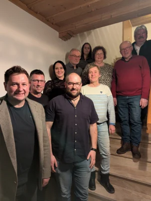 Die neugew&auml;hlten Mitglieder des Dorfladenbeirats mit Gesch&auml;ftsf&uuml;hrerin Sandra H&auml;u&szlig;ler und den beiden Gesellschaftern, B&uuml;rgermeister Andreas Eckl (l.) und Manuel Christl (r.).  (Bild vergr&ouml;&szlig;ern)