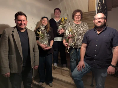 Pr&auml;sente gab es f&uuml;r au&szlig;erodentlichen Einsatz f&uuml;r Manuel Klingl, Sandra H&auml;u&szlig;ler und Claudia Hornberger.  (Bild vergr&ouml;&szlig;ern)