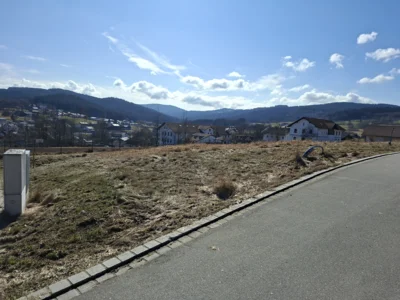 Oberhalb der Laufbahn des Schulsportplatzes in Prackenbach soll ein Acht-Parteien-Haus entstehen.  (Bild vergr&ouml;&szlig;ern)