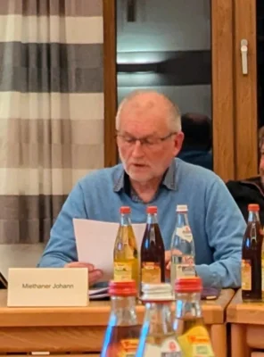 Dritter B&uuml;rgermeister und Vorsitzender des Rechnungspr&uuml;fungsausschusses Johann Miethaner erl&auml;uterte in der Gemeinderatssitzung die Ergebnisse f&uuml;r das Haushaltsjahr 2024.  (Bild vergr&ouml;&szlig;ern)