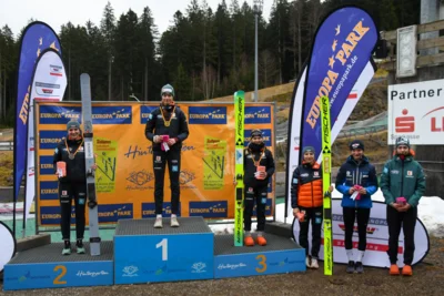 2026-02-28 DP Hinterzarten Siegerehrung 1  Alvine Holz(c) Jan Simon Sch&auml;fer  (Bild vergr&ouml;&szlig;ern)