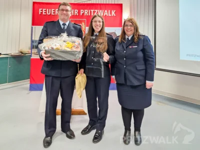 Patrick Fenske bekam das Ehrenzeichen in Bronze vom Kreisfeuerwehrverband und eine Ehrung f&uuml;r seinen Einsatz in der &Ouml;ffentlichkeitsarbeit der Feuerwehr. Foto: Stadt Pritzwalk  (Bild vergr&ouml;&szlig;ern)