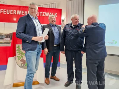Landkreismitarbeiter Marcus Bethmann (l.), der Stadtverordnete Michael Ballenthien und Kreisbrandmeister Christian Reisinger (r.) bef&ouml;rdern Volker Lehmann zum Vize-Kreisbrandmeister ehrenhalber. Foto: Stadt Pritzwalk  (Bild vergr&ouml;&szlig;ern)