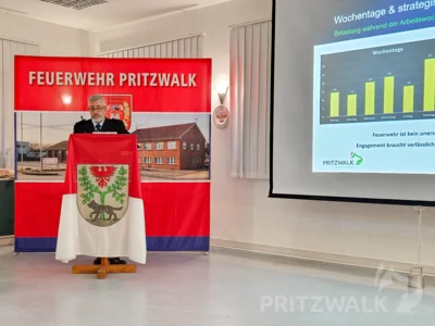 Ortswehrf&uuml;hrer Adrian Zechser gibt seinen Jahresr&uuml;ckblick. Foto: Stadt Pritzwalk  (Bild vergr&ouml;&szlig;ern)