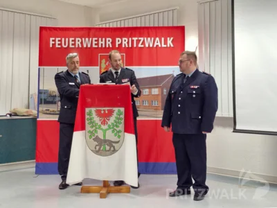 Christian Weidel (r.) wurde mit der Leistungsspange Technische Hilfeleistung in Gold ausgezeichnet. Foto: Stadt Pritzwalk  (Bild vergr&ouml;&szlig;ern)