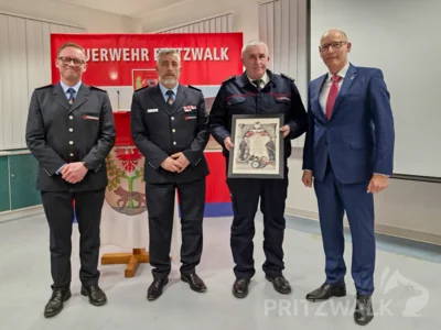 Volker Lehmann (2.v.r.) wurde der Titel Ehren-Stadtwehrf&uuml;hrer von B&uuml;rgermeister Dr. Ronald Thiel (r.) verliehen.  (Bild vergr&ouml;&szlig;ern)