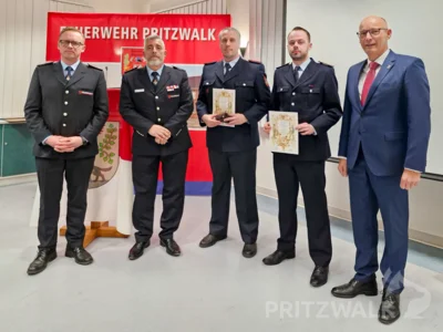 Maik Senninger (M.) und Bryan Riefstahl (2.v.r.) wurden jeweils zu L&ouml;schmeistern bef&ouml;rdert. Foto: Stadt Pritzwalk  (Bild vergr&ouml;&szlig;ern)