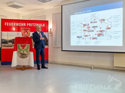 B&uuml;rgermeister Dr. Ronald Thiel kennt alle Fahrzeuge der Pritzwalker Feuerwehr und kann zu jedem eine Geschichte erz&auml;hlen. Foto: Stadt Pritzwalk  (Bild vergr&ouml;&szlig;ern)