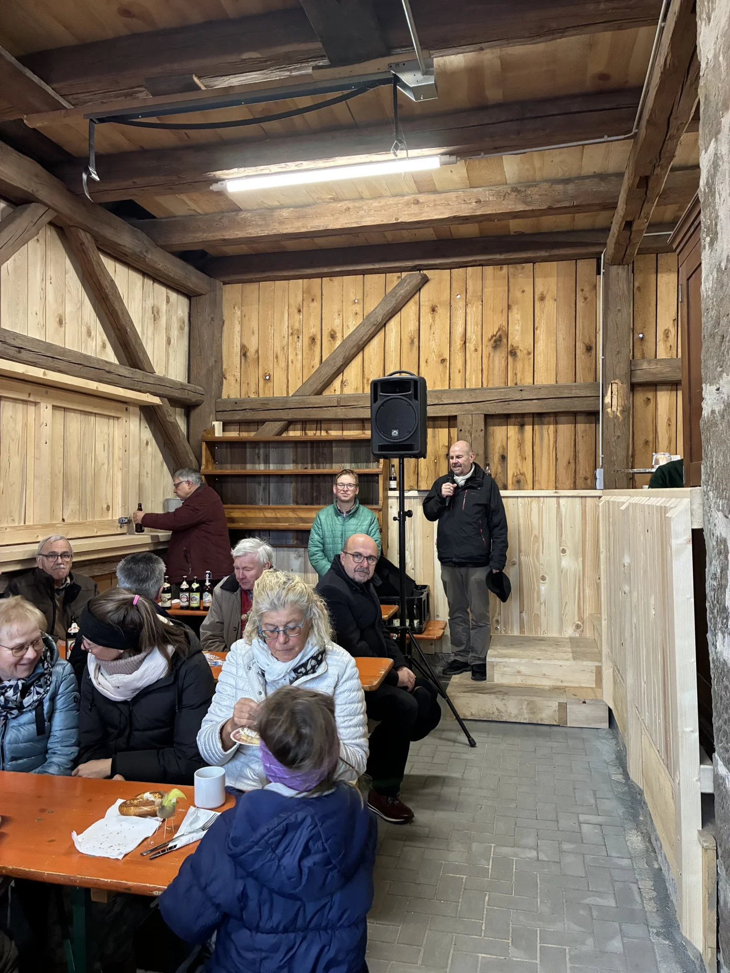 Bild: Großer Andrang bei der Einweihung der Bewirtungsausgabe zur Kerwa in Harsdorf