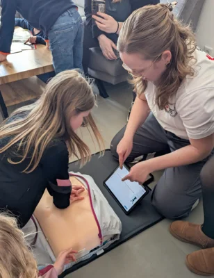An Reanimationspuppen wurde die Herzdruckmassage ge&uuml;bt.  (Bild vergr&ouml;&szlig;ern)