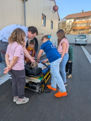 Am Samstag kamen die beiden Not&auml;rzte Elisabeth und Lucas Friedl mit dem Krankenwagen zum Prackenbacher Feuerwehrhaus und hielten f&uuml;r die &bdquo;Feuerfunken&ldquo; einen kindgerechten Erste Hilfe-Kurs ab.  (Bild vergr&ouml;&szlig;ern)