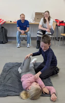 Die Kinderfeuerwehrler &uuml;bten die stabile Seitenlage an ihren Kameraden.  (Bild vergr&ouml;&szlig;ern)