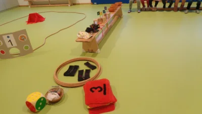Beim "Zahlenland" lernen die Kinder mit vielen Materialien spielerisch die Zahlen und Mengen kennen.  (Bild vergr&ouml;&szlig;ern)