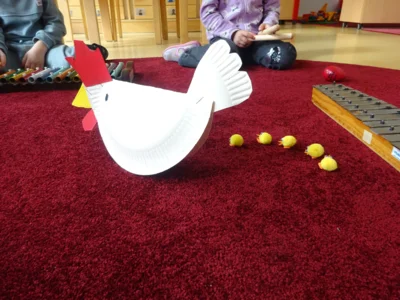 Wir gestalten ein "Osterklanggeschichte" mit Instrumenten.  (Bild vergr&ouml;&szlig;ern)