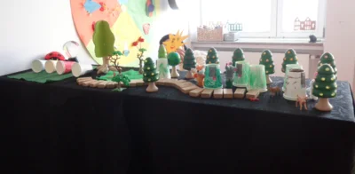 Das Tischtheater von den Farben hat die Kinder fasziniert.  (Bild vergr&ouml;&szlig;ern)