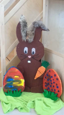 Unser Riesenosterhase ist fertig geworden!  (Bild vergr&ouml;&szlig;ern)