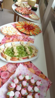 Unser Osterbuffet mit Obst, Gem&uuml;se Hasenmuffins und selbst gebackenem Osterbrot.  (Bild vergr&ouml;&szlig;ern)