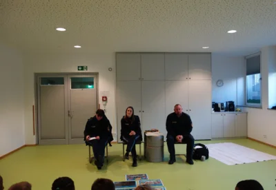Die Polizisten erz&auml;hlten den Vorschulkindern viel Interessantes &uuml;ber ihre Arbeit.  (Bild vergr&ouml;&szlig;ern)