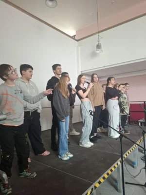 Foto des Albums: Begeistertes Publikum beim Konzert von Chor und Schülerband Woodrock