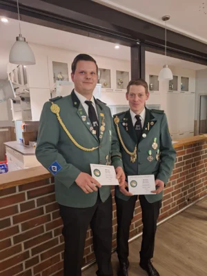 25 Jahre im Sch&uuml;tzenverein: Niklas Schacht, Andreas Rehder 