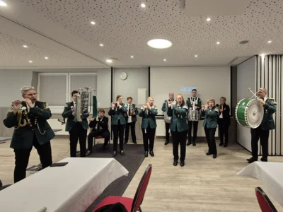 Unser Spielmannszug musiziert zum Auftakt der Versammlung 