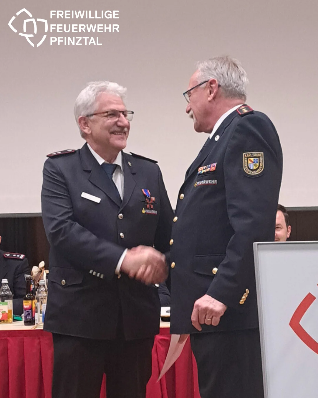 Bild: Eine besondere Ehrung erhielt Thomas Bauer. Er wurde vom Vorsitzenden des Kreisfeuerwehrverbands, Eckhard Helms, mit dem Deutschen Feuerwehr-Ehrenkreuz in Bronze ausgezeichnet.