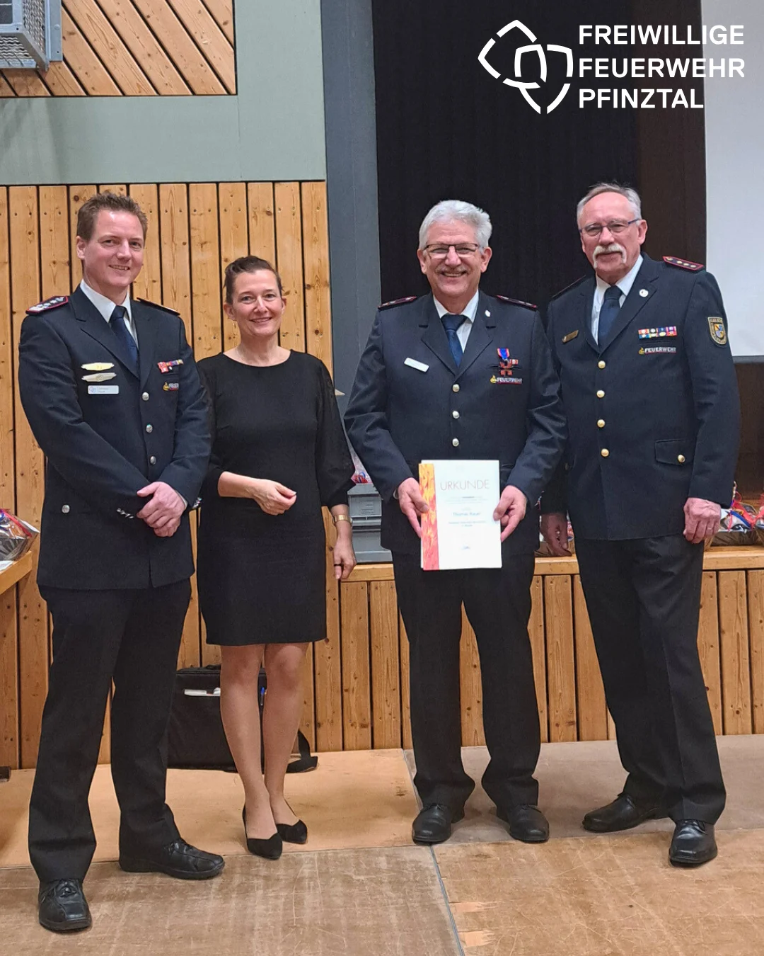 Bild: Eine besondere Ehrung erhielt Thomas Bauer. Er wurde vom Vorsitzenden des Kreisfeuerwehrverbands, Eckhard Helms, mit dem Deutschen Feuerwehr-Ehrenkreuz in Bronze ausgezeichnet.