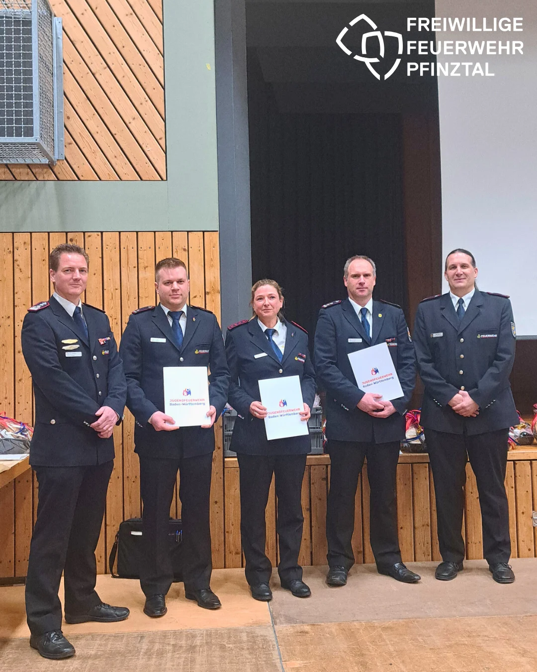 Bild: Nadine Allion und Gary Wenz wurden vom Kreisjugendfeuerwehrwart Jan Becker für ihr Engagement und ihre Verdienste mit der Ehrennadel der Jugendfeuerwehr Baden-Württemberg in Silber ausgezeichnet, Patrick Kühn erhielt die Ehrennadel der Jugendfeuerwehr Baden-Württemberg in Gold.