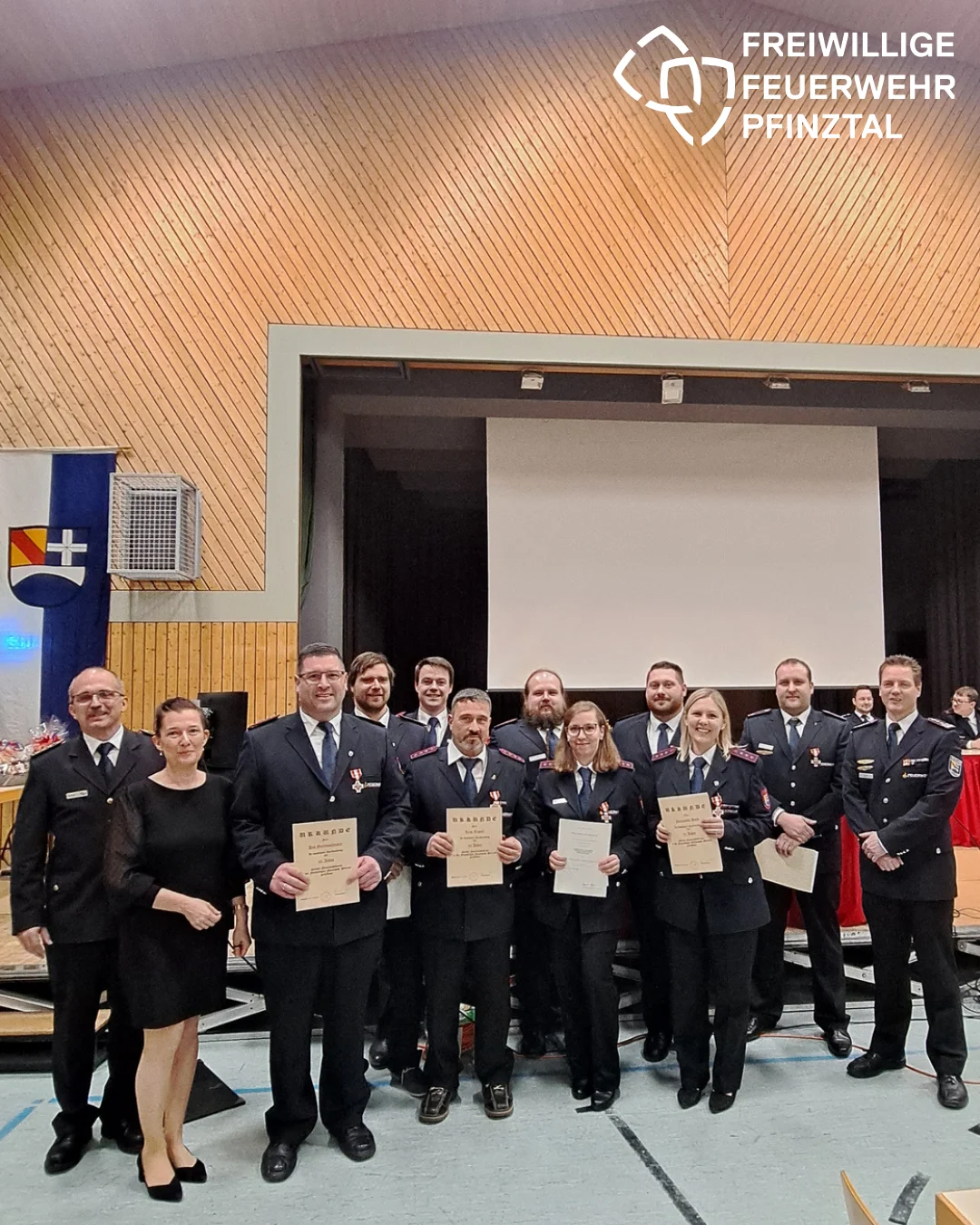 Bild: Für 15 Jahre aktiven Dienst wurden Jens Bracht, Philipp Müller, Marco Zanon, Anna Becker und Adrian Kastrati von Kreisbrandmeister Jürgen Bordt geehrt. Für 25 Jahre aktiven Dienst wurden Jan Gremmelmaier, Franziska Koch, Joachim Doll und Markus Rückert geehrt. Eine weitere Ehrung erhielt Lino Napoli für 40 Jahre aktiven Dienst in der Feuerwehr.