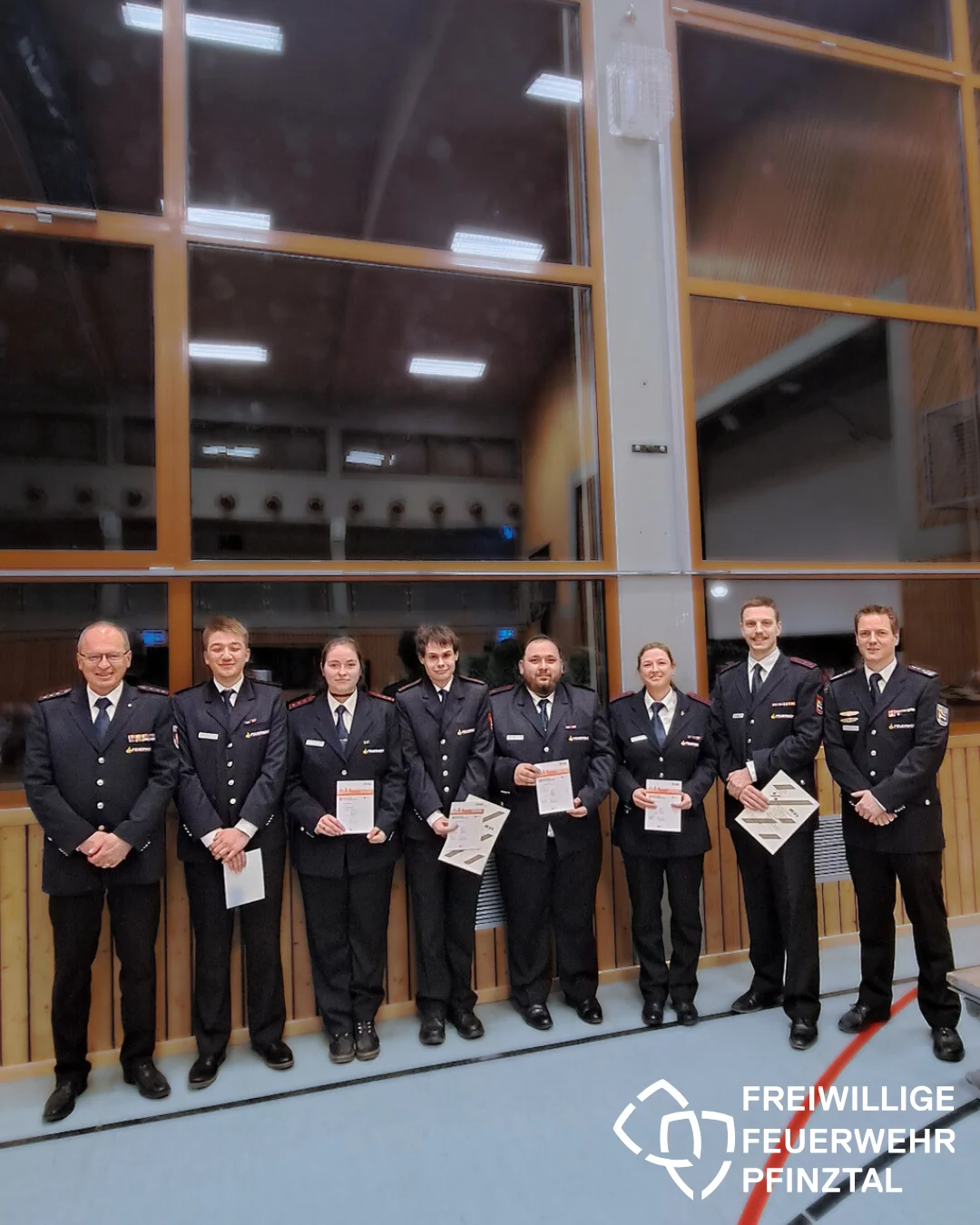 Bild: Das Deutsche Sportabzeichen bzw. das Feuerwehr-Fitnessabzeichen erhielten Alexander Muckermann, Julian Schäfer, Nadine Allion, Marc Allion, Niklas Jochem, Christina Mühlböck, Stefan Essig, Nicolas Wagner, Ben Zivoli und Christian Bauer.