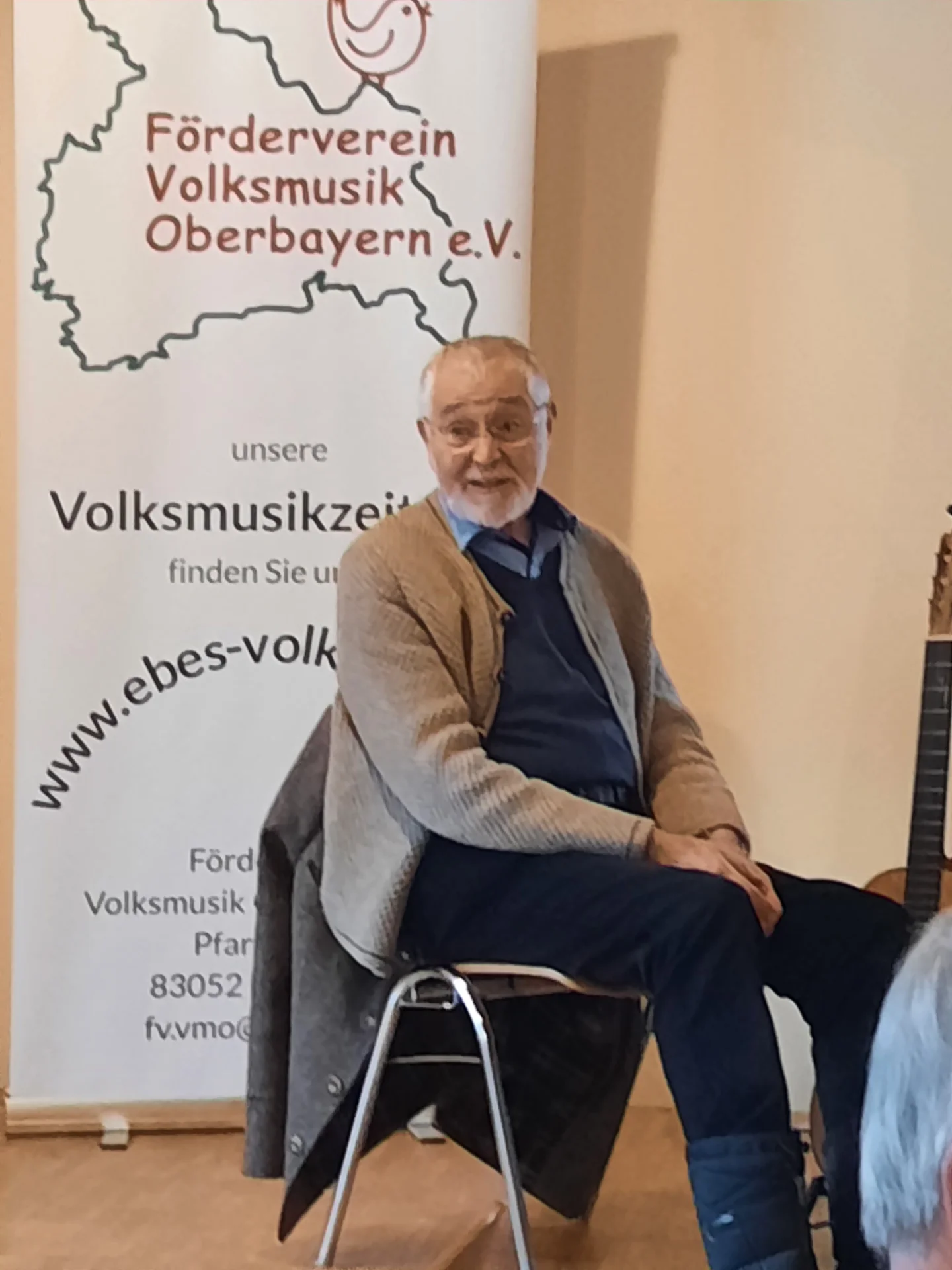 Bild: Hans Irger während der Laudatio durch Martina und Martin Prochazka