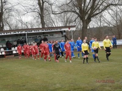 Erstmals zu Gast Am Glammsee, der FSF Altentreptow (blau), hier beim Auflaufen zum Punktekampf. 