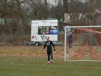 Erstmals kam auch die neue elektronische Anzeigentafel des FC Seenland Warin zum Einsatz, hier mit FC Torh&uuml;ter Philipp Schr&ouml;der im Vordergrund, unmittelbar nach dem F&uuml;hrungstreffer f&uuml;r die Gastgeber. 