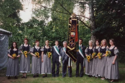 Vorschaubild: Fahnenträger, Fahnenjunker und Festdamen