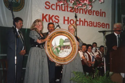 Vorschaubild: Übergabe der GEdenkscheibe der Ehrenmitglieder