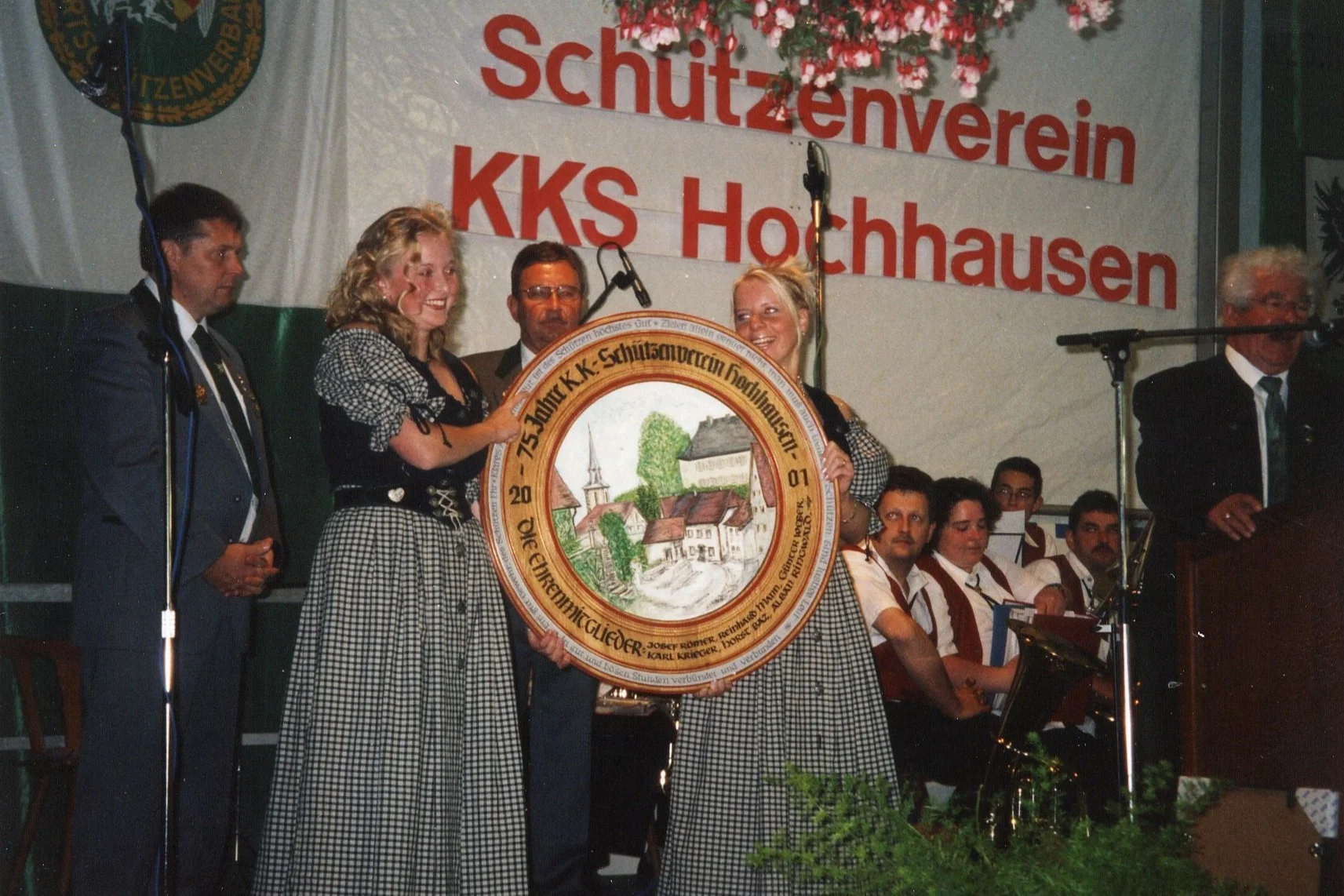 Bild: Übergabe der GEdenkscheibe der Ehrenmitglieder