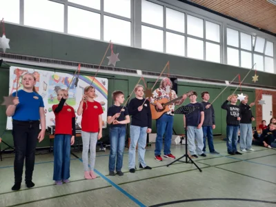 Foto des Albums: Plattdeutsche Projekttage mit dem Liedermacher Grünschnabel (Burghardt Wegner)