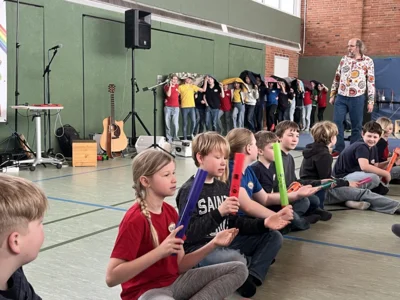 Foto des Albums: Plattdeutsche Projekttage mit dem Liedermacher Grünschnabel (Burghardt Wegner)