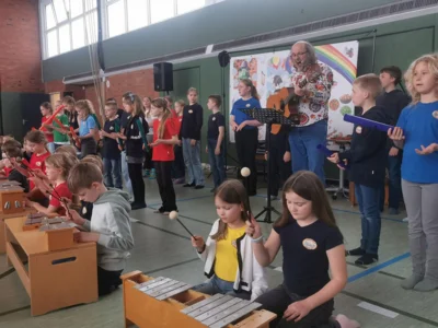 Foto des Albums: Plattdeutsche Projekttage mit dem Liedermacher Grünschnabel (Burghardt Wegner)